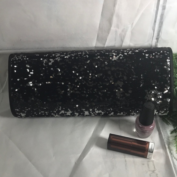 Evening clutch with silver chain strap. - Picture 4 of 7